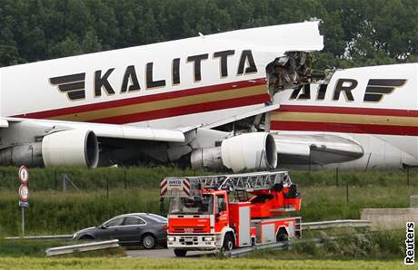 Boeing 747 se pi vzletu rozlomil na dv ásti.