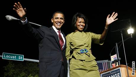 Barack Obama s manelkou Michelle zdraví píznivce v iowském Des Moines.