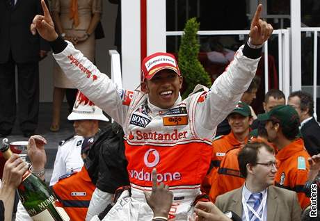 Lewis Hamilton s vozem McLaren v prbhu Velké ceny Monaka.