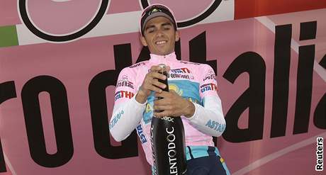 MU V RَOVÉM. Alberto Contador vera poprvé nastoupil v rovém dresu pro lídra Giro dItalia. Po dnením dni volna v nm pojede i zítra.