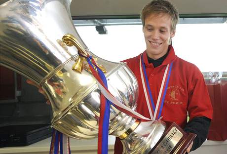 Michal vec s pohárem pro ligového mistra Slavii za roník 2007/08