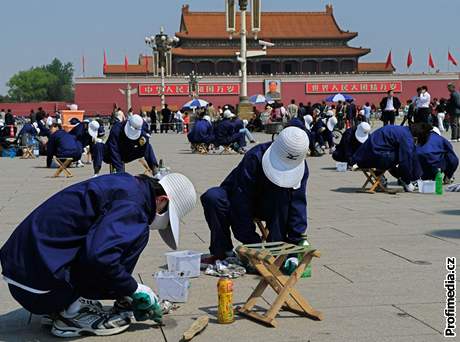 Peking, úklid námstí Nebeského klidu.