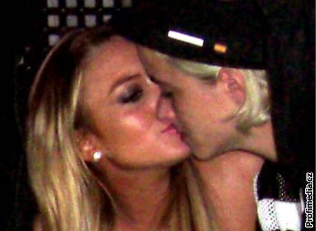 Lindsay Lohanová a Samantha Ronsonová si vymují polibek 