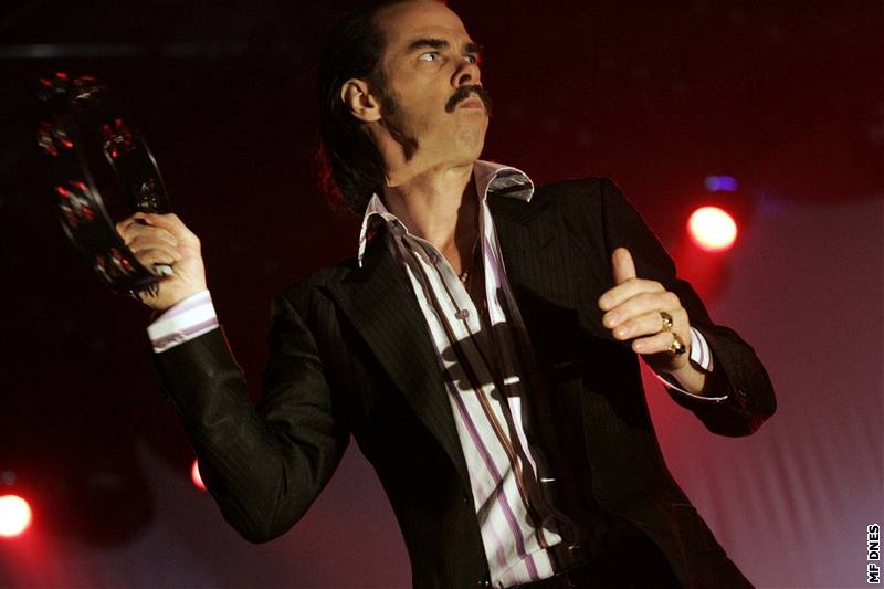 Nick Cave na pódiu klel, kopal do vzduchu a ádil jako piopilý moderátor z Las Vegas.