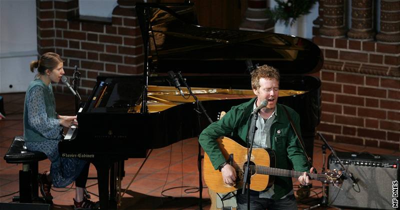 Glen Hansard a Markéta Irglová v dob, kdy jet tvoili pár i v soukromí,