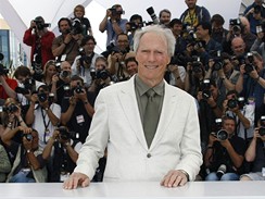 Clint Eastwood si odnesl cenu za film o Nelsonu Mandelovi.
