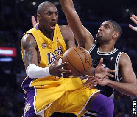 L.A. Lakers - San Antonio, Bryant (vlevo), Duncan