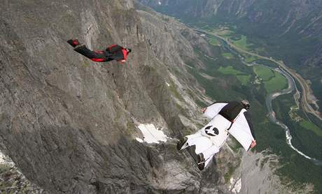 Pi ltn ve wingsuit kombinze se dopedn rychlost pohybuje od 140km/h do 170km/h pi pdov rychlosti 60km/h a 120km/h.