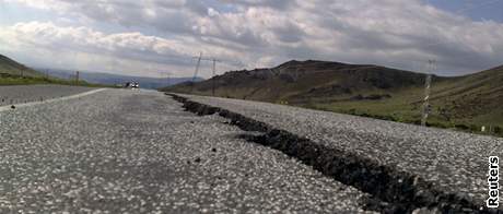 Zemtesením rozlámaná silnice u msta Selfoss