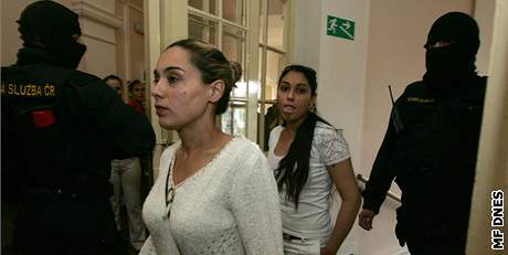 Nezletilá Mercedes Lakatoová následuje svou matku k  soudu v Prostjov