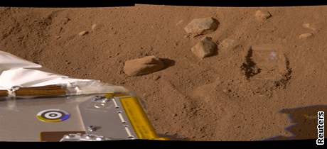 Phoenix na Marsu, vpravo stopa po odebrání vzorku (7. ervna 2008)