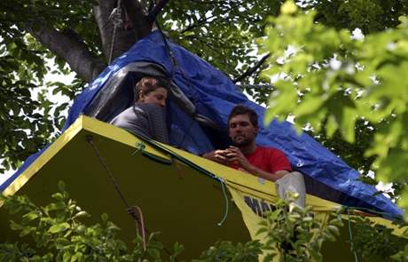Vojensk policie zashla po blokd proti aktivistm Greenpeace na kt 718 v Brdech. Nkte odolvali dle v korunch strom. 