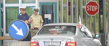 Rakouský a polský policista kontrolují na pechodu Drasenhofen auta