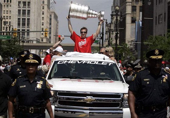 NAPOSLEDY? Ped dvma lety slavil Nicklas Lidström svj tvrtý Stanley Cup. Pidá jet njaký?