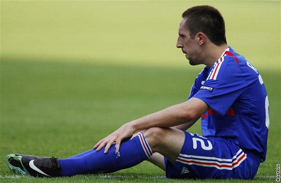 Francouz Ribéry sleduje utkání ze zem po jednom z tvrdých souboj.
