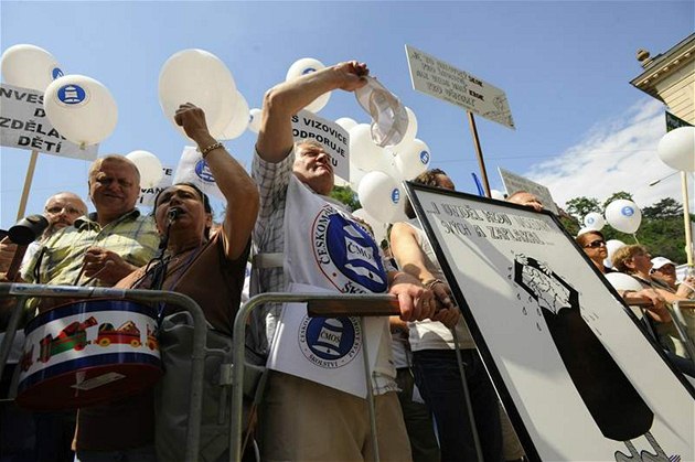 Na 4 500 tisíce demonstrant se selo ped Úadem vlády. Poadují vyí platy (stávka uitel 9.6.2008)