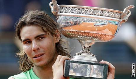 Rafael Nadal s trofejí pro vítze Roland Garros