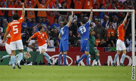 Italtí fotbalisté protestují proti gólu Van Nistelrooije.
