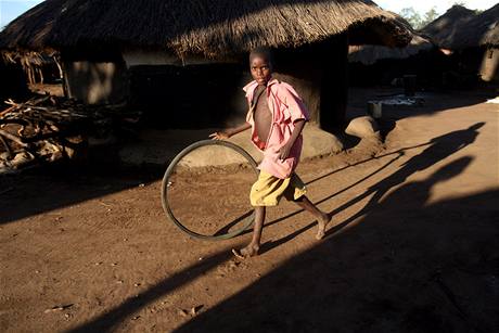 Ugandtí rebelové unesli tyicet ugandských kolák a zapálili vesnici.