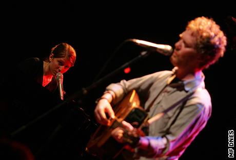 Glen Hansard a Markta Irglov v divadle Archa