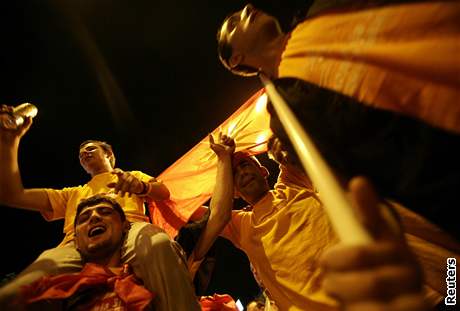 Píznivci makedonského konzervativního bloku VMRO-DPMNE slaví ve Skopji volební vítzství (2. ervna 2008)
