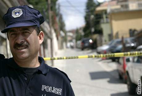 Kosovský policista hlídkuje ped rezidencí premiéra Thaçiho (7. ervna 2008)