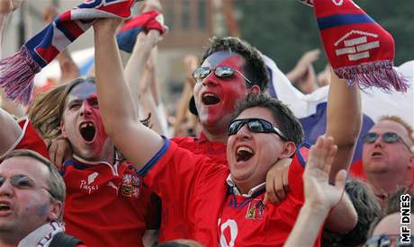 Fanouci fotbalového EURA na Staromstském námstí sledují zápas výcarsko-esko.