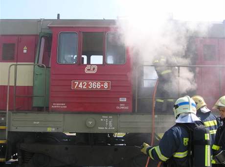 Na Plzesku hoela lokomotiva za jízdy. Ilustraní foto