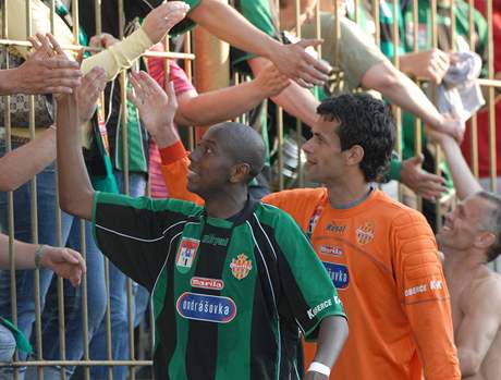 Hrái Píbrami (zleva) De Oliveira Danilo a branká Ale Hruka se radují se svými fanouky.