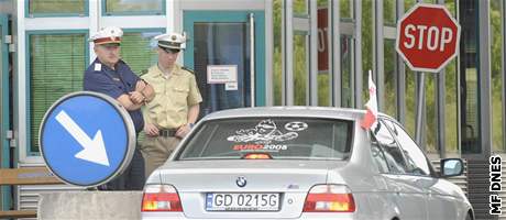 Rakouský a polský policista kontrolují na pechodu Drasenhofen auta