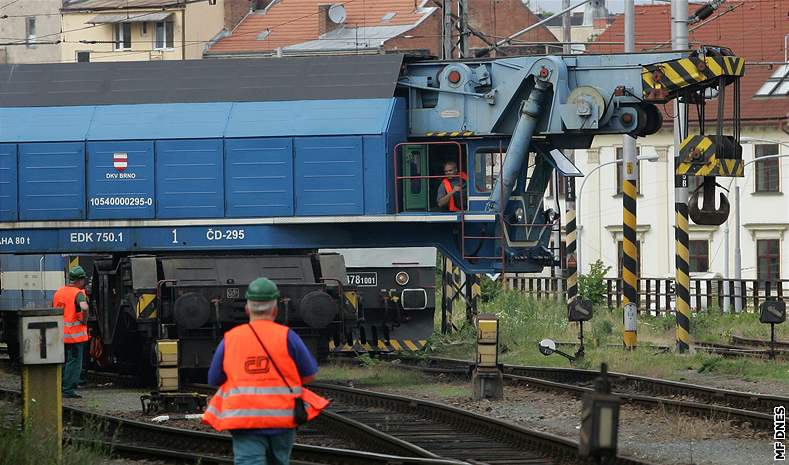 Speciální drání jeáb, který zasahoval u sráky vlak v Brn