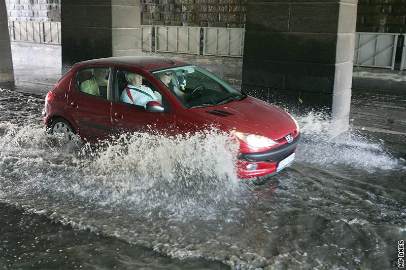 V Praze voda zaplavila i vestibul metra Mstek.