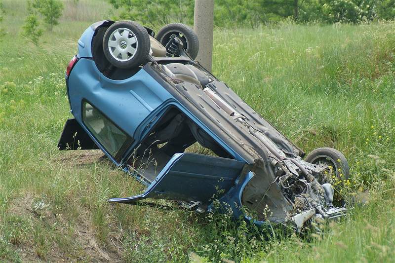 Tragická nehoda u Mostu. Auto najelo do skupiny chodc, dva na míst zemeli.