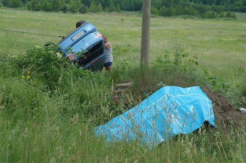 Tragická nehoda u Mostu. Auto najelo do skupiny chodc, dva na míst zemeli.