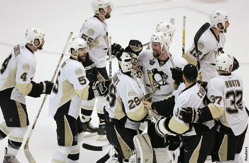 Hokejisté Pittsburghu se radují po vítzství v pátém finále Stanley Cupu na led Detroitu.