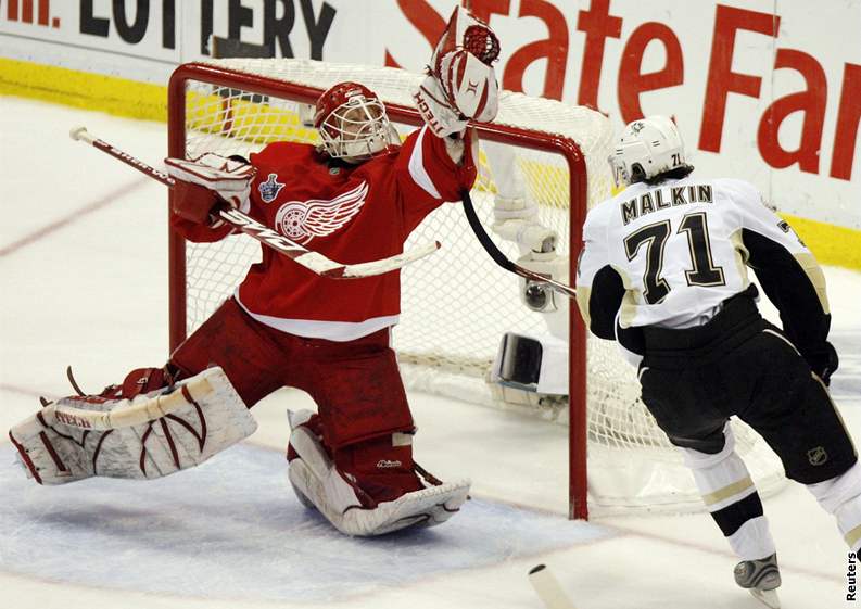 Hokejisté Pittsburghu se radují po vítzství v pátém finále Stanley Cupu na led Detroitu.