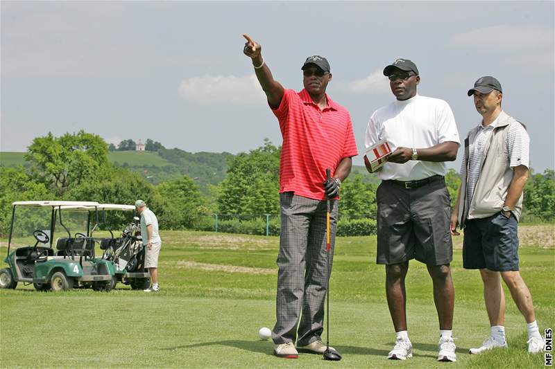 Golfový turnaj ve Slavkov. Carl Lewis se svým týmem na jamce 1