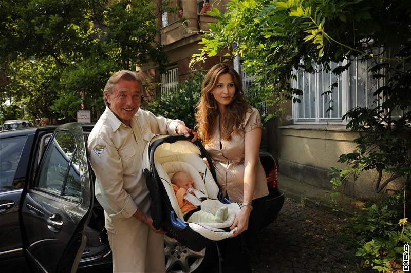 Karel a Ivana Gottovi s malou Nelly Sofií