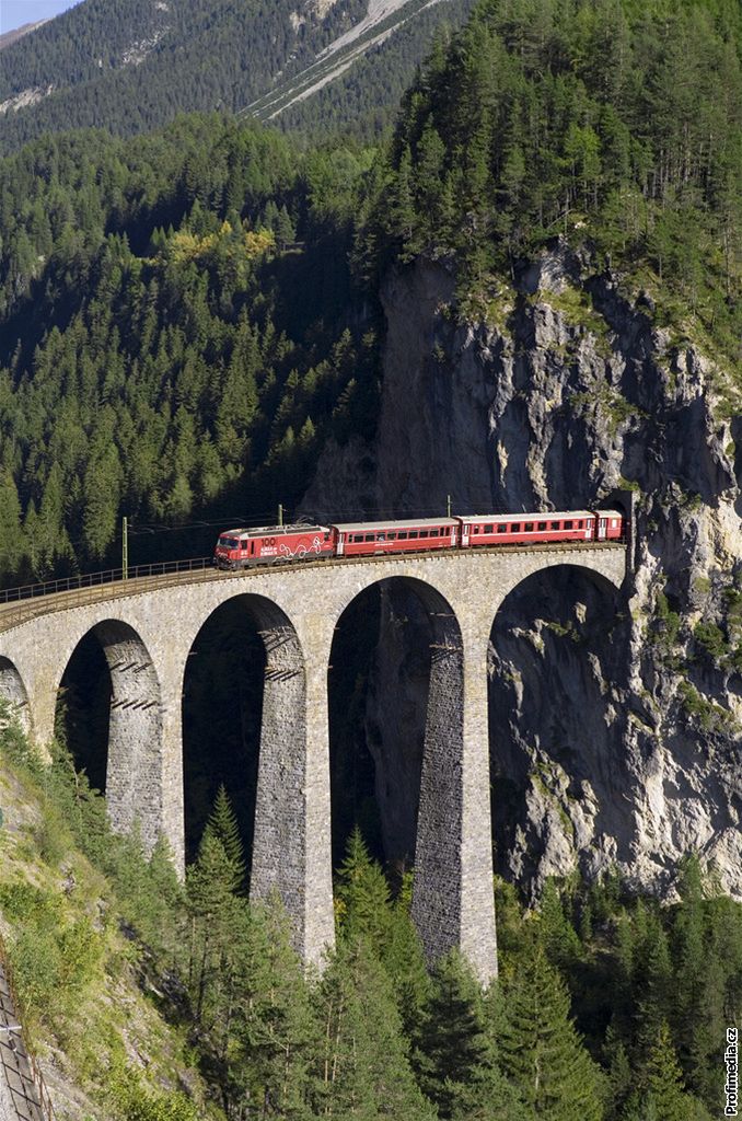 Pesnost a spolehlivost výcarských eleznic a vlak je pro echy zatím nedostiným snem...