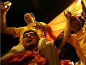 Příznivci makedonského konzervativního bloku VMRO-DPMNE slaví ve Skopji volební vítězství (2. června 2008) Příznivci makedonského konzervativního bloku VMRO-DPMNE slaví ve Skopji volební vítězství (2. června 2008)