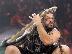 Koncert kapely Metallica - baskytarista Robert Trujillo