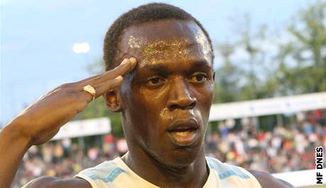 Takhle salutoval Usain Bolt v Ostrav loni. Co pedvede letos?