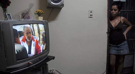 Kubnka sleduje v televizi zbry Fidela Castra