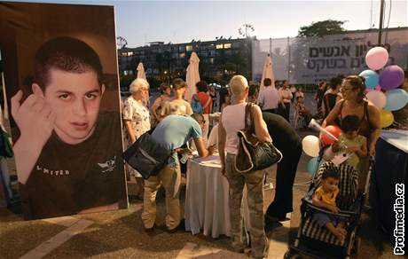 Akce za proputn Gilada alita v Tel Avivu