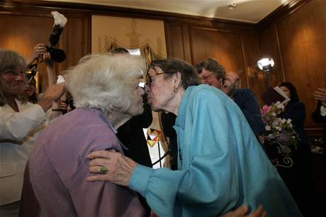 Del Martinová (vlevo) a Phyllis Lyonová pi svatebním polibku na radnici v San Francisku (16. ervna 2008)