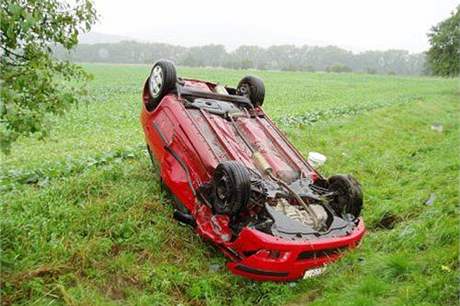 Auto zstalo po nehod leet v píkopu na stee. kodu policie vyíslila na 70 tisíc. Ilustraní foto