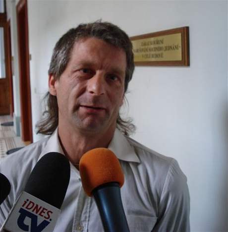 Pavel Troch u Plzeského soudu (16.6.2008)