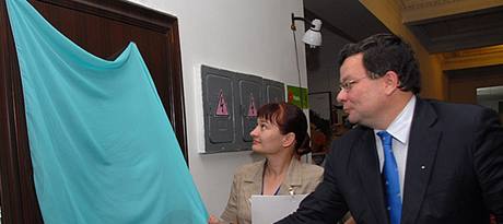 Tetyana Brenvová a Alexandr Vondra otevírají euroatlantické integraní centrum v Dnpropetrovsku.
