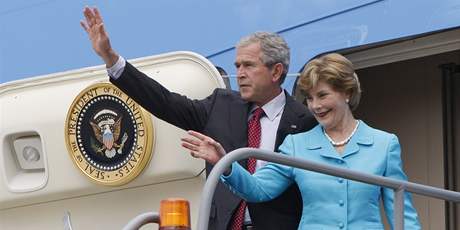 Americký prezident piletí na zahajovací ceremoniál i s manelkou Laurou.