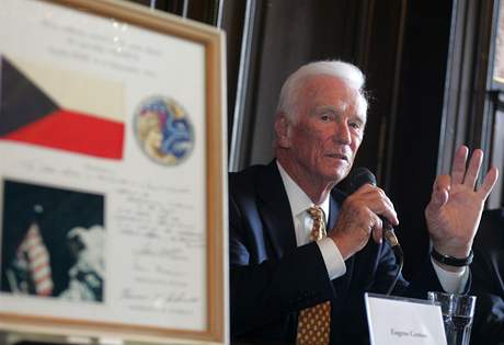 Eugene A. Cernan se zúastnil tiskové konference u píleitosti návtvy výstavy Stopy lidí, do které pispl eskoslovenskou vlajkou, kterou ml na Msíci. V esku se setká s premiérem Topolánkem i se studenty.